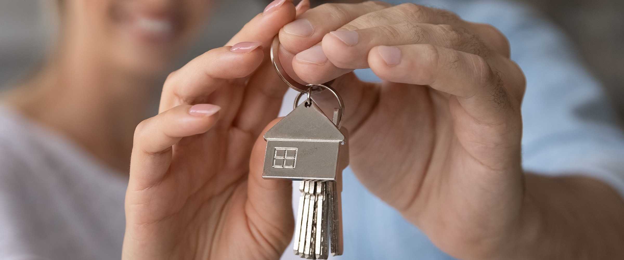 Homes keys in couple's hands